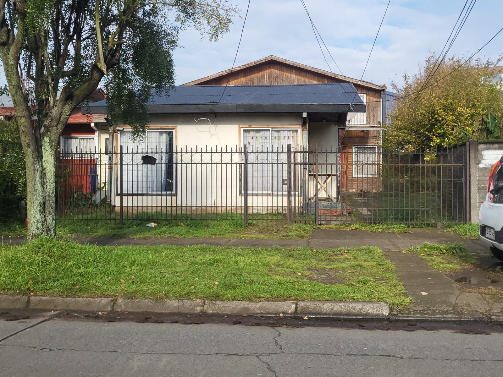 SE VENDE PROPIEDAD CON CASA DE 3D 1B Y 3 DEPARTAMENTOS INDEPENDIENTES EN CALLE INGLATERRA