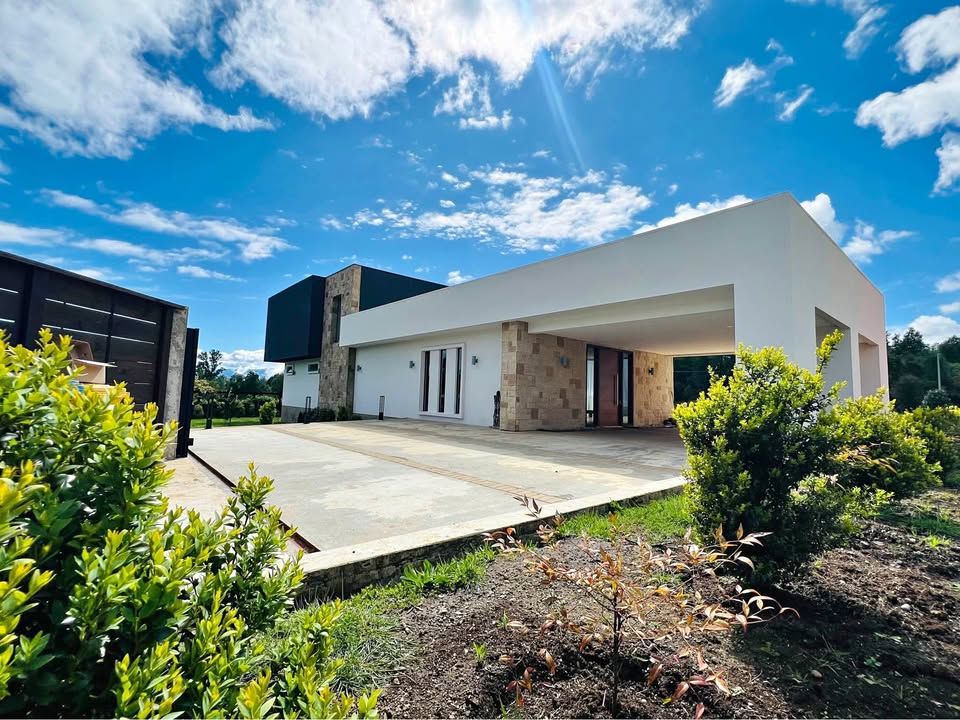 SE VENDE EXCLUSIVA CASA EN PARCELA, PUCON SECTOR MOLCO